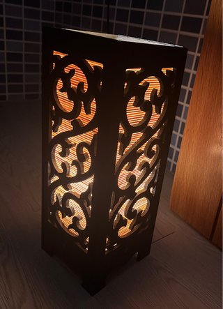 Bonita lámpara de madera con diseño calado