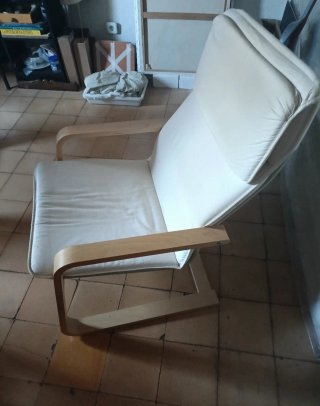 Butaca ergonómica beige y madera