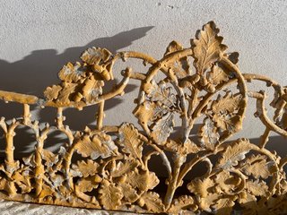Banco antiguo de hierro fundido y dos sillas