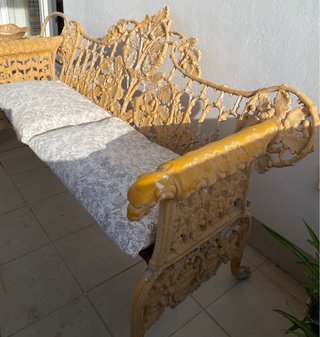 Banco antiguo de hierro fundido y dos sillas