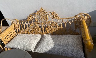 Banco antiguo de hierro fundido y dos sillas