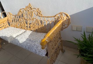 Banco antiguo de hierro fundido y dos sillas