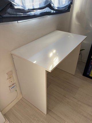 Escritorio blanco de madera