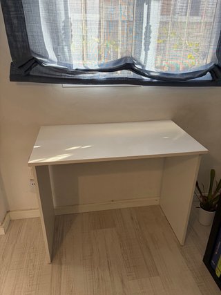 Escritorio blanco de madera