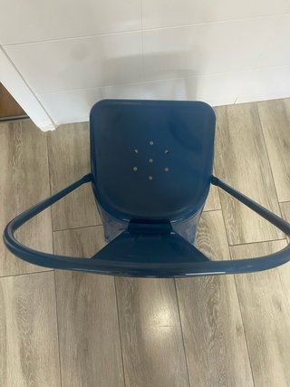 Silla metálica estilo Tolix azul