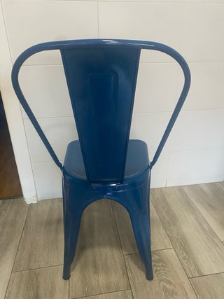 Silla metálica estilo Tolix azul