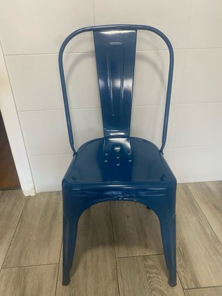 Silla metálica estilo Tolix azul