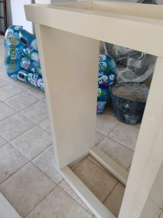 Mesa auxiliar de madera beige