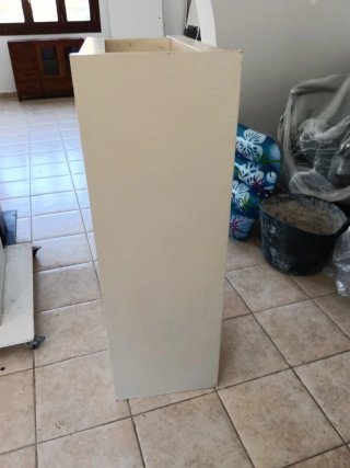 Mesa auxiliar de madera beige