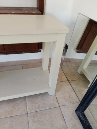Mesa auxiliar de madera beige