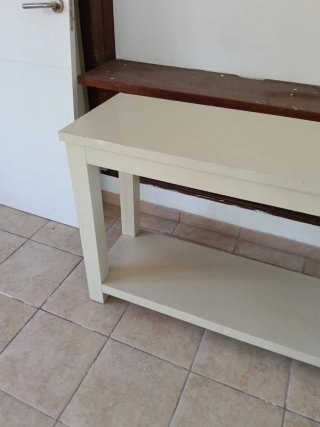 Mesa auxiliar de madera beige
