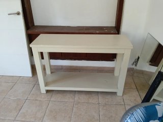 Mesa auxiliar de madera beige