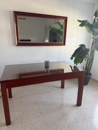 Mesa de comedor de madera y cristal