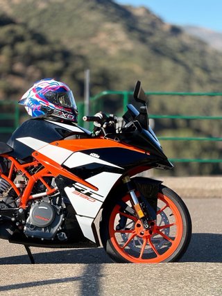 KTM RC 390 Deportiva Negra y Naranja