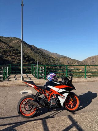 KTM RC 390 Deportiva Negra y Naranja