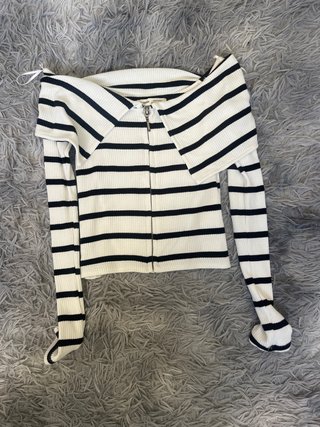 Top de rayas con cremallera y cuello Bardot