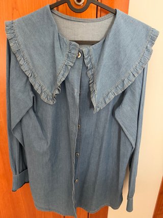 Camisa vaquera con cuello de volantes