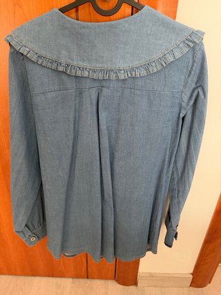 Camisa vaquera con cuello de volantes