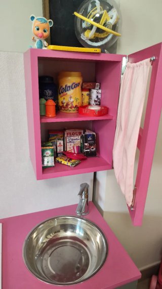 Cocinita de madera hecha a mano