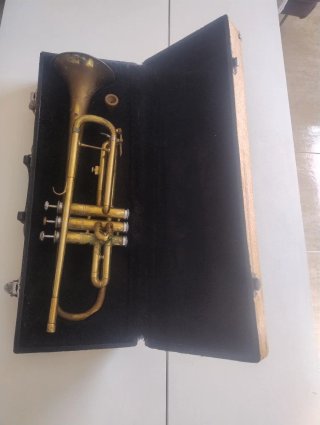 Trompeta de pistones con estuche de Madera Antigua