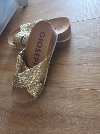 Sandalias Gioseppo doradas cruzadas