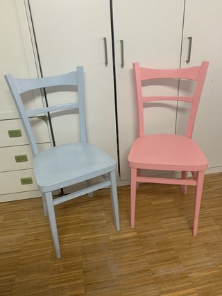 Sillas de madera rosa y azul