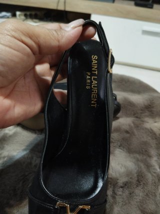 Saint Laurent Zapatos Negros y Dorados
