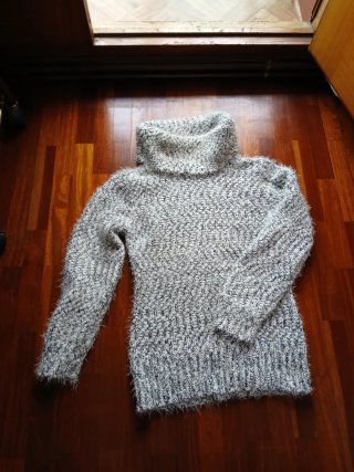 Jersey cuello alto gris y blanco. Talla 176