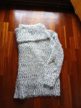 Jersey cuello alto gris y blanco. Talla 176