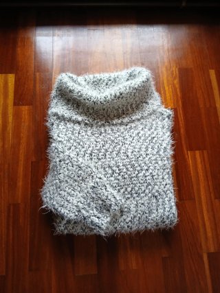 Jersey cuello alto gris y blanco. Talla 176