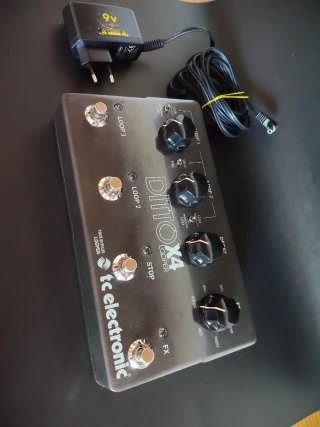 TC Electronic Ditto X4 Looper Pedal + Cargador