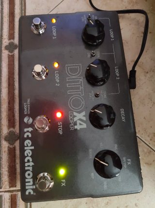 TC Electronic Ditto X4 Looper Pedal + Cargador