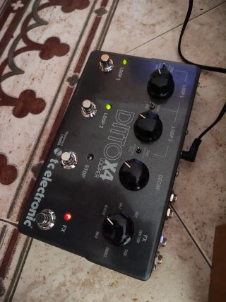 TC Electronic Ditto X4 Looper Pedal + Cargador