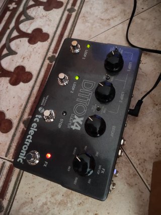 TC Electronic Ditto X4 Looper Pedal + Cargador