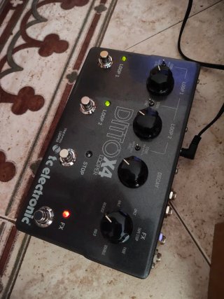 TC Electronic Ditto X4 Looper Pedal + Cargador