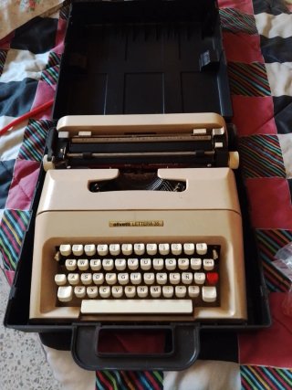 Máquina de escribir Olivetti Lettera 35