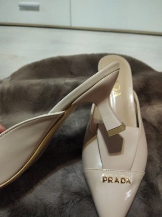 Zapatos Prada Beige y Dorado