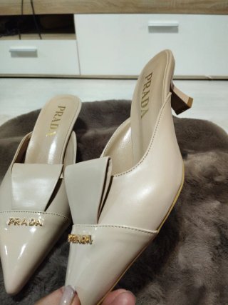 Zapatos Prada Beige y Dorado