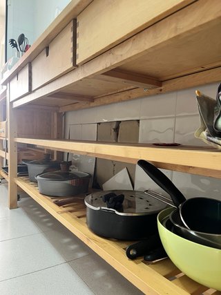 Mesa de cocina madera Ikea con estantes