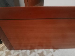 Estantería de madera color cerezo