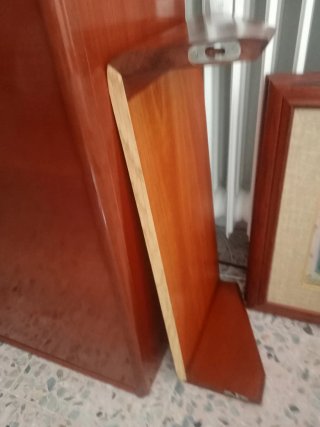 Estantería de madera color cerezo