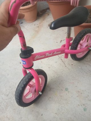 Se regala Bici de equilibrio rosa Chicco