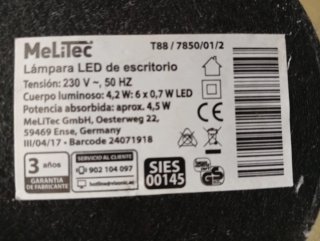 Lámpara de mesa metálica plateada