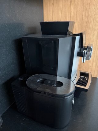 Cafetera Jura X10 Pro. Receta de leche automática.