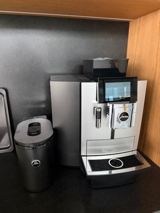 Cafetera Jura X10 Pro. Receta de leche automática.