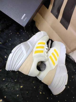 Zapatillas Adidas Blancas y Amarillas