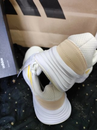 Zapatillas Adidas Blancas y Amarillas