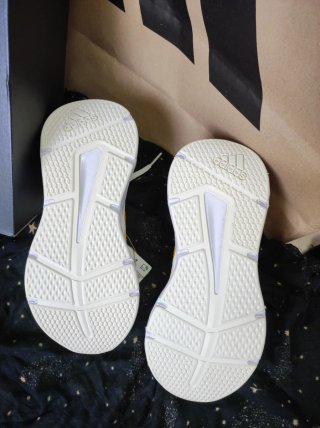 Zapatillas Adidas Blancas y Amarillas