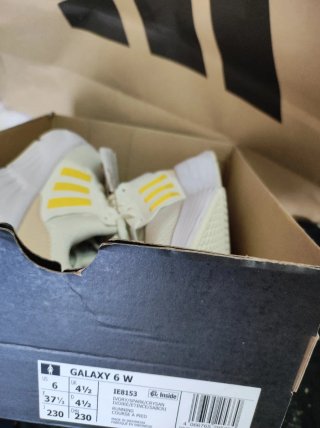 Zapatillas Adidas Blancas y Amarillas