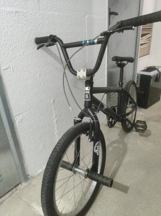 Bicicleta BMX Negra